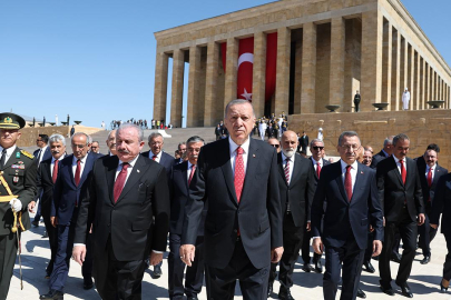 Cumhurbaşkanı Erdoğan başkanlığındaki devlet erkanı, Anıtkabir'de