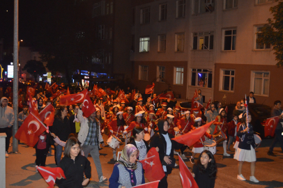 Darıca'da Cumhuriyet'in 101. yılı fener alayıyla kutlandı