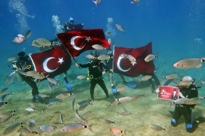 Fethiye'de Cumhuriyet Bayramı'nı denizin dibinde kutladılar