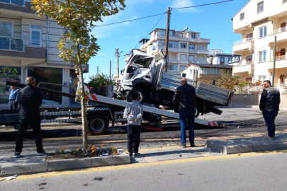 Freni patlayan kamyon otomobille çarpıştı: 1 ölü