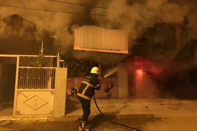 Hatay'da iş yerinin kundaklanması güvenlik kamerasına yansıdı