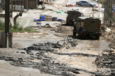 İşgalci İsrail ordusu, Batı Şeria'da Filistinli ailelerin evlerine el koyarak askeri kışlaya dönüştürüyor