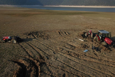 Kuruyan baraj gölünde araçlar çamura saplandı