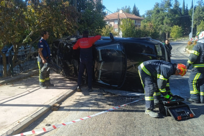 Refüje çarpan otomobil yan yattı