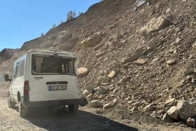 Seyir halindeki minibüsün üzerine kaya parçaları düştü