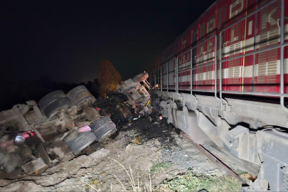 Yolcu treni raylarda bırakılan beton pompası aracına çarptı