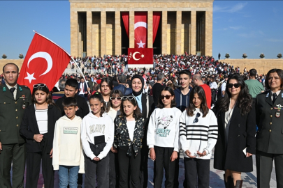 Bakan Güler'in davetiyle Hakkari'den Ankara'ya gelen 10 öğrenci Anıtkabir'i ziyaret etti