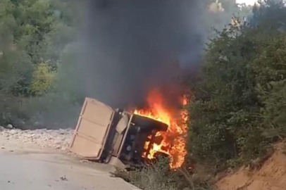 Bursa'da devrilen kamyon ve arıza yapan otomobil alev alev yandı