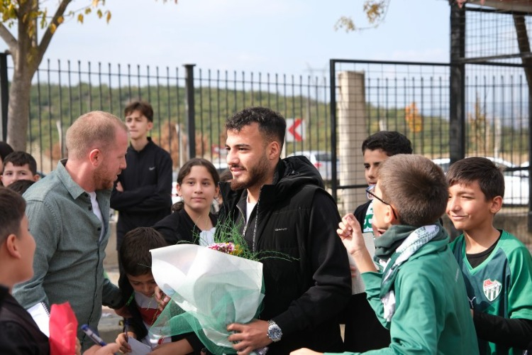 Bursasporlu futbolculardan Şükrü Naili Paşa Okulu'na ziyaret