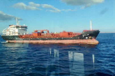 Çanakkale Boğazı'nda arızalanan tanker güvenli bölgeye demirletildi