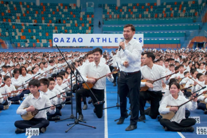 Kazakistan'da 3 bin 200 öğrenci aynı anda dombra çaldı