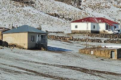 Türkiye’nin en yüksek rakımlı köyü beyaza büründü