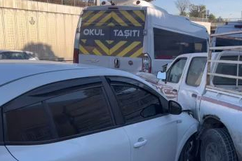 5 aracın karıştığı zincirleme trafik kazasında 1 kişi yaralandı