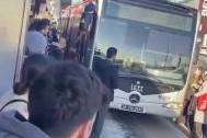 Metrobüslerin durmamasına sinirlenen kadın çözümü böyle buldu