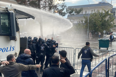 Şanlıurfa'da belediye önünde polislere taş atan 8 şüpheli gözaltında