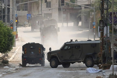 İsrail ordusu, işgal altındaki Batı Şeria'nın Tulkerim kentine baskın düzenledi