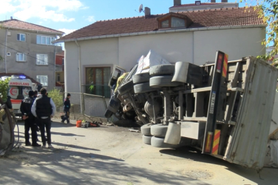 İstanbul'da yokuştan inerken kontrolden çıkan kamyon, 2 katlı binaya daldı