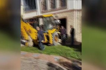 Kahvaltı yapan ailenin evine iş makinesi girdi: 1 kişi yaralandı