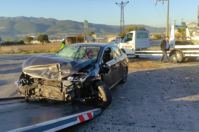  Bursa'da kaza! İki otomobil kafa kafaya çarpıştı