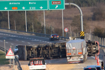 Anadolu Otoyolu'nda TIR devrildi: Yol trafiğe kapandı