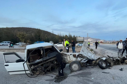 Burdur'da iki otomobil çarpıştı, otomobillerden biri ikiye bölündü: 6 yaralı