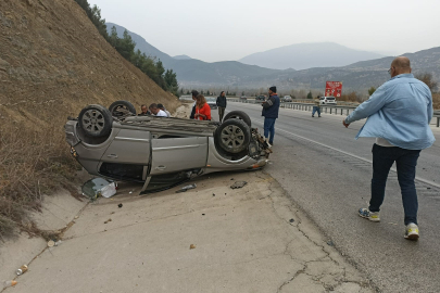 Yağmurlu havada kontrolden çıkan otomobil takla attı