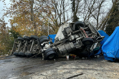 Devrilen tırda feci ölüm! Kabinde sıkışan şoförün üzerine asit döküldü