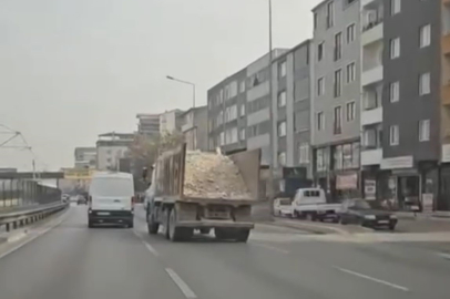  Bursa’da moloz yüklü kamyon tehlike saçtı