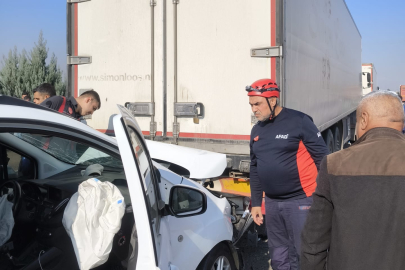 Diyarbakır’da 3 TIR ve 3 otomobilin karıştığı zincirleme kazada 8 yaralı