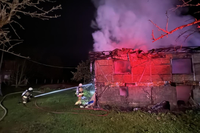 Düzce'de iki katlı evde yangın çıktı