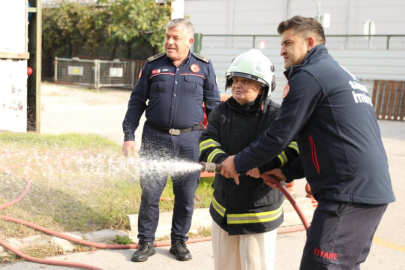 İtfaiyeci olma hayalini 67 yaşında gerçekleştirdi