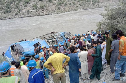 Pakistan'da otobüsün nehre düşmesi sonucu meydana gelen kazada 26 kişinin öldüğü değerlendiriliyor