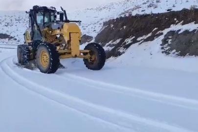 Şırnak'ta mevsimin ilk karı köy yolunu kapattı