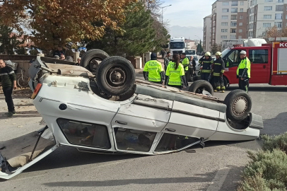 Kaza yapan otomobil ters döndü!