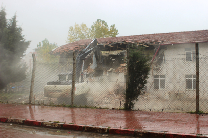 Türkeli’nin ilk lisesi olan 60 yıllık okulun yıkımına başlandı