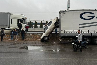 Yan yola düşen otomobil, tırın dorsesinde asılı kaldı