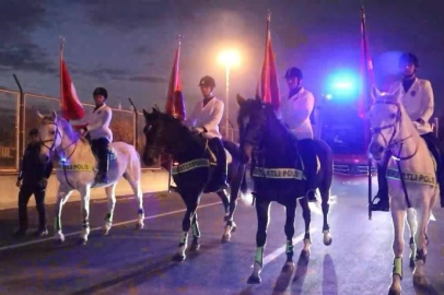 A Milli Futbol Takımı Kayseri’de atlı polislerle karşılandı