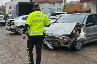 Bursa'da kırmızı ışıkta kaza! 1'i bebek 3 yaralı var