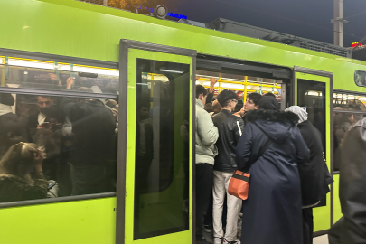 Bursa’da metro istasyonuna düşen korkuluklar seferleri aksattı, vatandaşlar mağdur oldu