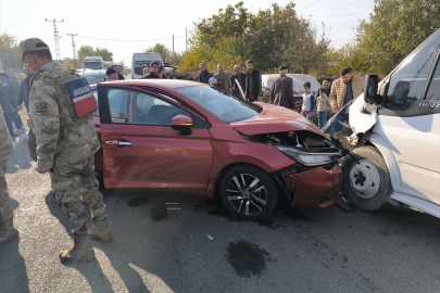 Diyarbakır'da minibüs ile otomobil çarpıştı! 13 yaralı