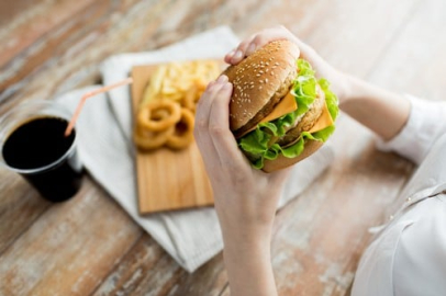 Fastfood alışkanlığı diyabetin yaşını düşürüyor