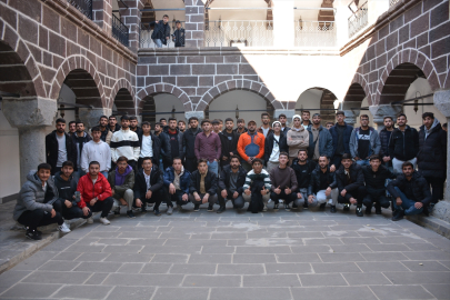 Gençler Hakkari'de tarihi yapıları ve doğal güzelliklerin bulunduğu yerleri gezdi