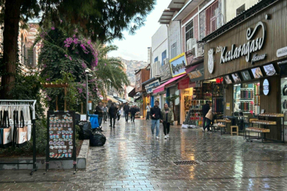  İzmir’de sağanak yağış hayatı olumsuz etkiledi