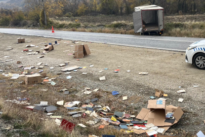 Kamyon kaza yaptı, kitaplar yollara saçıldı