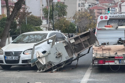 Kamyonetten düşen bıçkı makinesi 2 araca zarar verdi