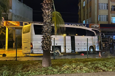 Antalya'da tur otobüsü otomobille çarpıştı