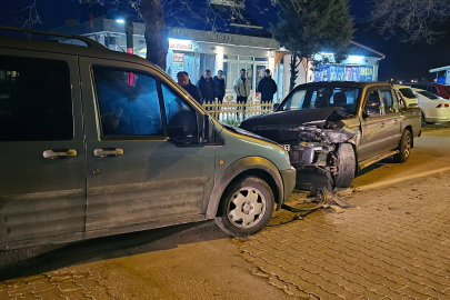 Pikap ile hafif ticari araç kafa kafaya çarpıştı