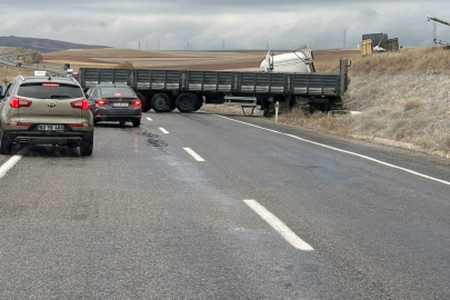 Yozgat'ta yoldan çıkan tır trafiği kapadı