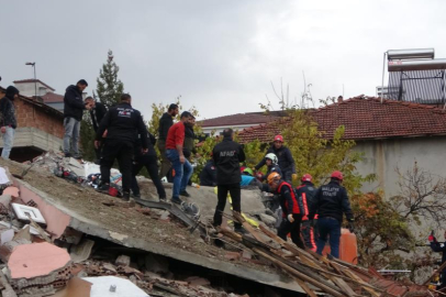 Ağır hasarlı bina üzerine yıkılmıştı: Enkaz altındaki iş makinesi operatöründen iyi haber