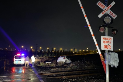 Diyarbakır'da hemzemin geçitte tren otomobile çarptı